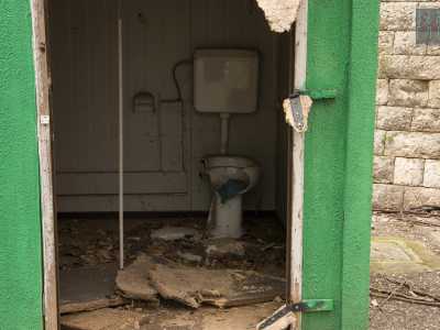 ...con tanto di bagno vandalizzato e di sicuro oggi inutilizzabile